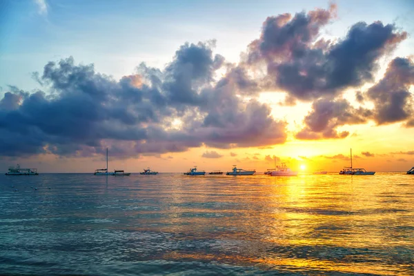 Zonsopgang boven de oceaan in Dominicaanse Republiek — Stockfoto