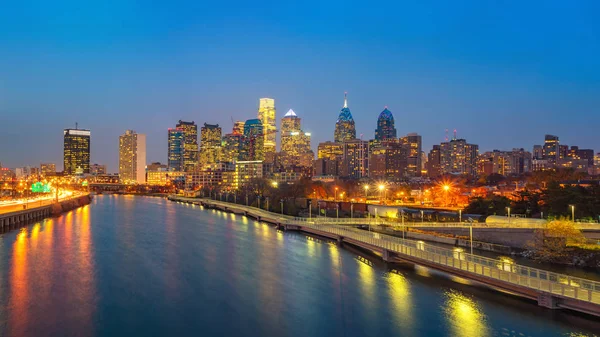 El horizonte de Filadelfia y el río Schuylkill por la noche, EE.UU. . — Foto de Stock