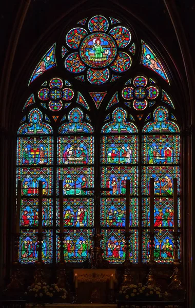 PARIS, FRANCE - APRIL 25: Stained glass window in Cathedral Notre Dame de Paris on april 25, 2011 in Paris. — 스톡 사진