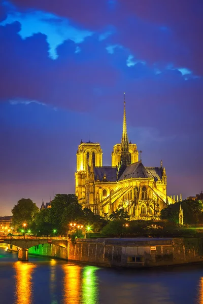 Notre Dame de Paris på natten — Stockfoto