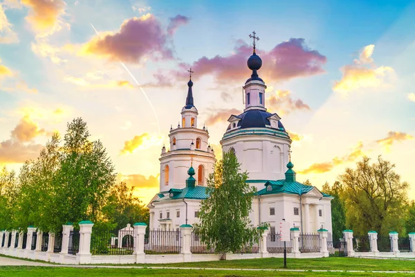 Kościół prawosławny na zachodzie słońca — Zdjęcie stockowe