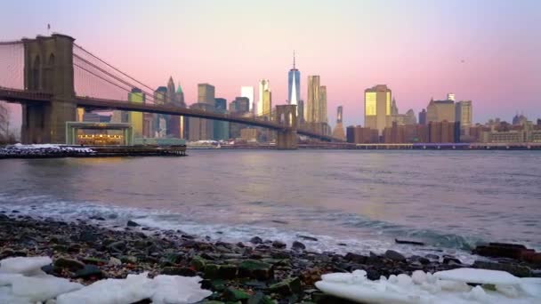 Brooklyn Bridge och Manhattan vid soluppgången — Stockvideo