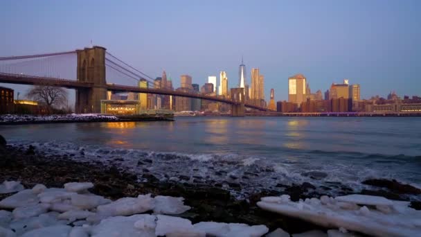 Brooklyn Köprüsü ve Manhattan Gün doğumunda — Stok video