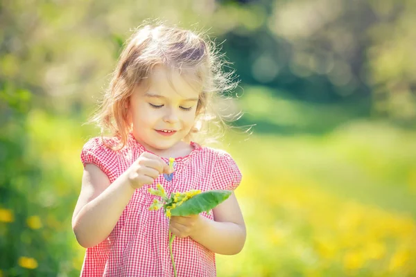 Happy little girl in spring sunny park — Stock Photo, Image