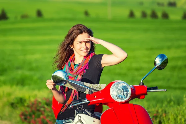 Jonge vrouw reizen door een scooter — Stockfoto