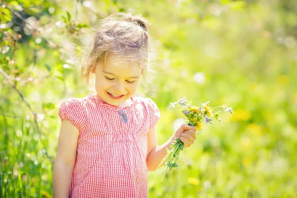 Menina feliz no parque ensolarado primavera — Fotografia de Stock