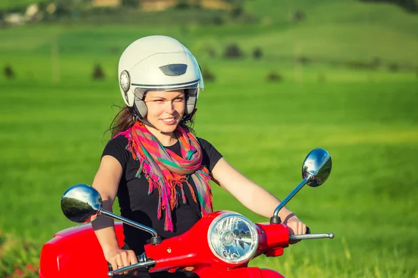 Jonge vrouw reizen door een scooter — Stockfoto