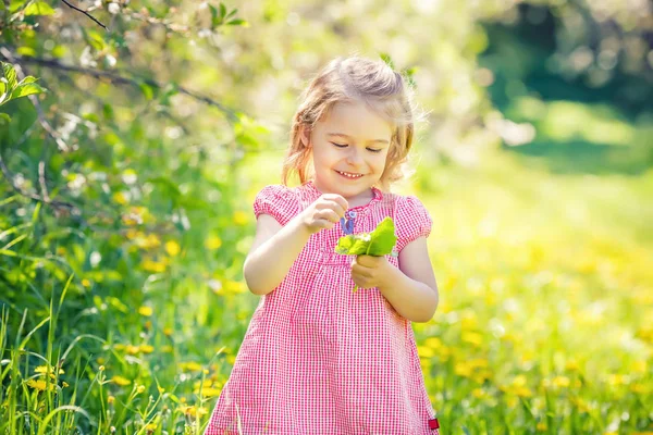 Bonne petite fille au printemps parc ensoleillé — Photo