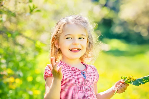 Menina feliz no parque ensolarado primavera — Fotografia de Stock