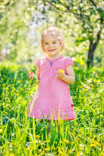 Szczęśliwa dziewczynka w wiosennym ogrodzie — Zdjęcie stockowe