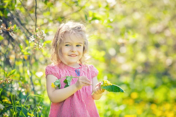 Niña feliz en el soleado parque de primavera — Foto de Stock