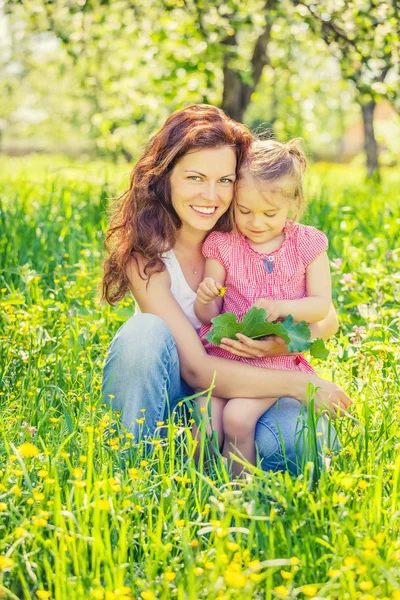 Moeder en dochter in zonnige park — Stockfoto