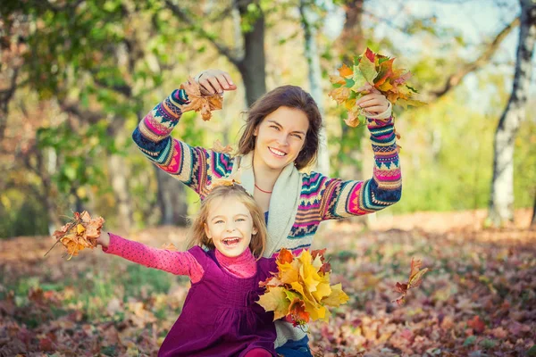 Mor och dotter spelar i höst park — Stockfoto