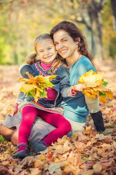 Madre e hija disfrutan del soleado otoño en el parque — Foto de Stock