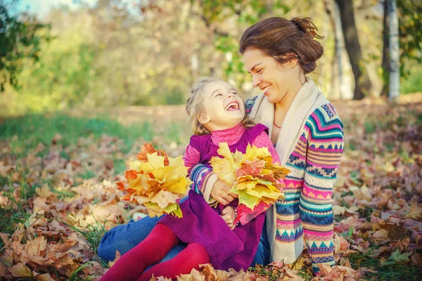 Anne ve kızı sonbahar parkta oynarken — Stok fotoğraf