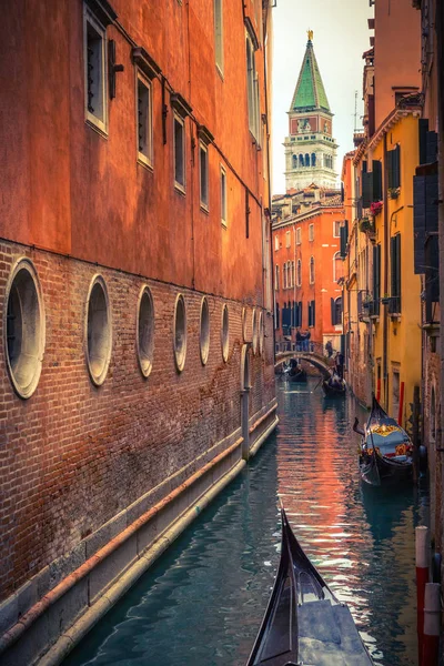 Canal estreito em Veneza — Fotografia de Stock