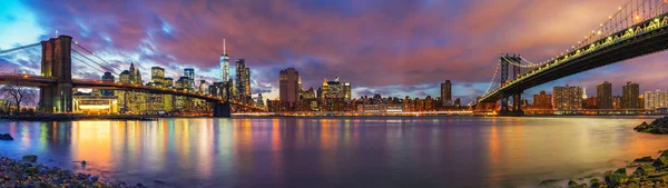 Brooklyn-híd és a Manhattan-híd alkonyatkor — Stock Fotó