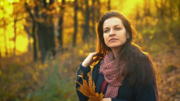 Young beautiful woman in autumn park — Stock Video