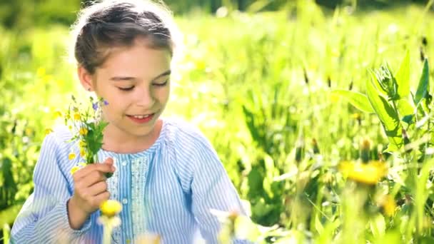 Menina bonita brincando com flores no dia de verão. — Vídeo de Stock