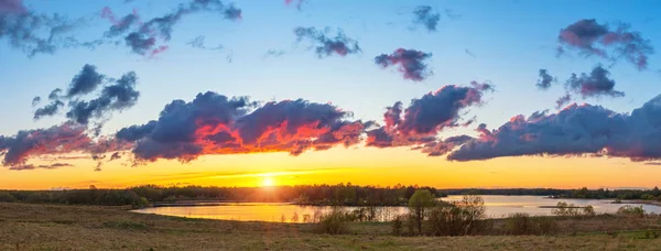 Puesta de sol brillante en un lago — Foto de Stock