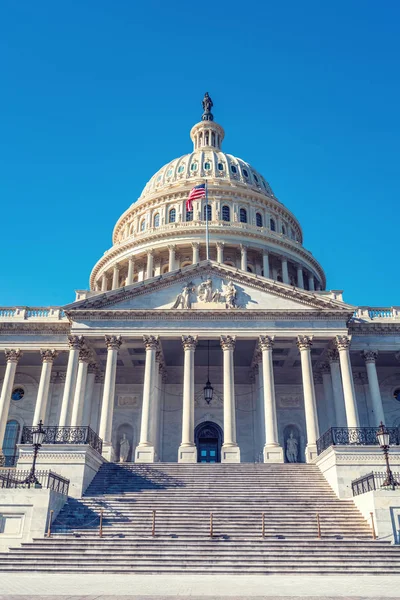 Capitolio de Estados Unidos en día soleado — Foto de Stock