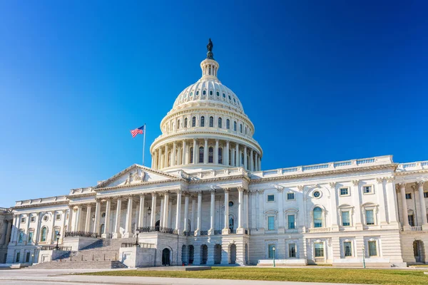 Capitolio de Estados Unidos en día soleado — Foto de Stock