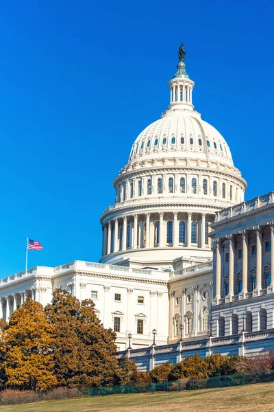 US Capitol bij Sunny Autumn Day — Stockfoto