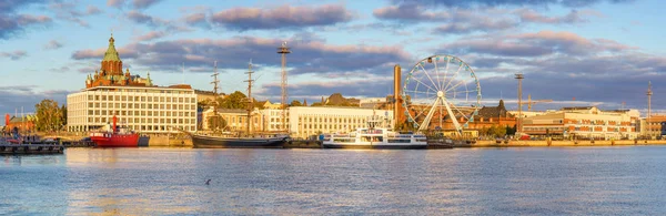 Porto de Helsínquia ao pôr do sol — Fotografia de Stock