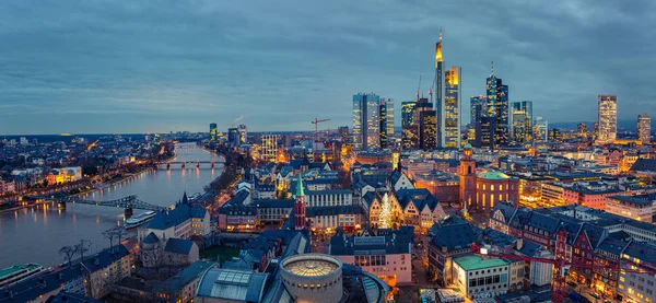 Kilátás Frankfurtra alkonyatkor — Stock Fotó