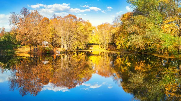 Slunečný podzim v parku nad jezerem — Stock fotografie