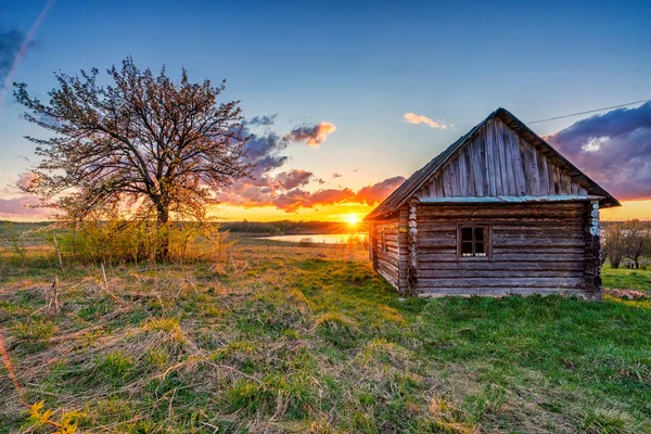 Барвистий захід сонця в сільській місцевості — стокове фото