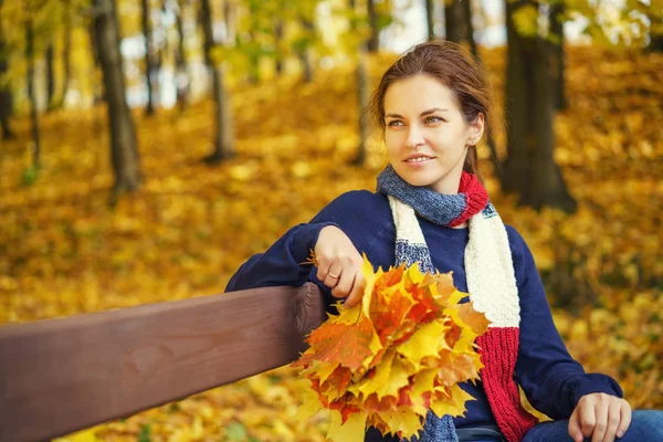 Portrait of young beautiful woman in autumn park — Stock Photo, Image