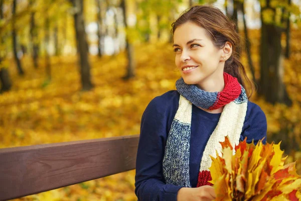 Portret van jonge mooie vrouw in herfstpark — Stockfoto