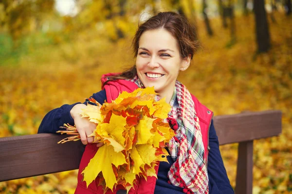 Ritratto di giovane bella donna nel parco autunnale — Foto Stock