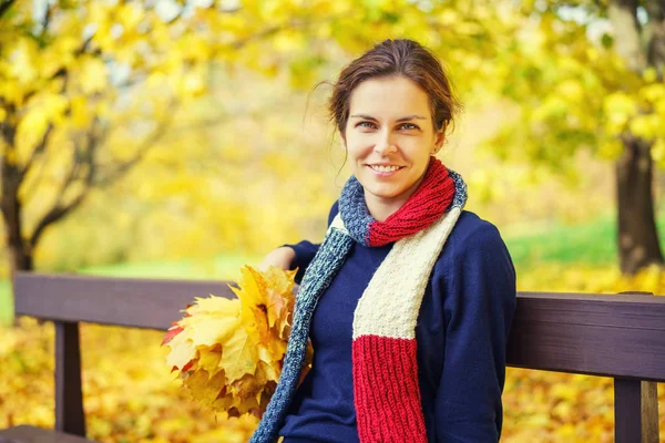 Retrato de la joven hermosa mujer en el parque de otoño —  Fotos de Stock