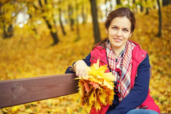 Retrato de la joven hermosa mujer en el parque de otoño —  Fotos de Stock