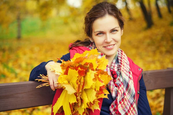 Portrait de jeune belle femme dans le parc d'automne — Photo