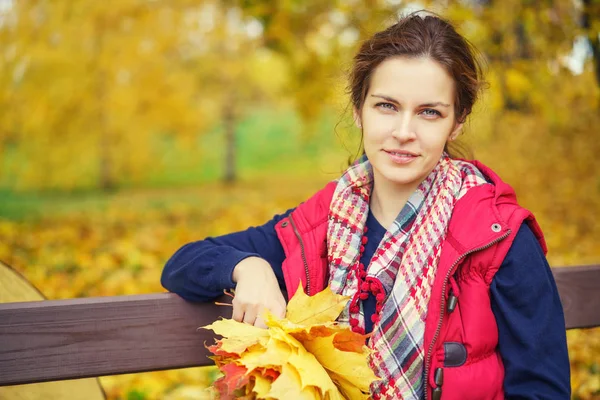 Retrato de la joven hermosa mujer en el parque de otoño —  Fotos de Stock