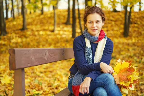 Portrait de jeune belle femme dans le parc d'automne — Photo