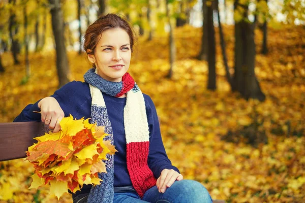 Portrait de jeune belle femme dans le parc d'automne — Photo