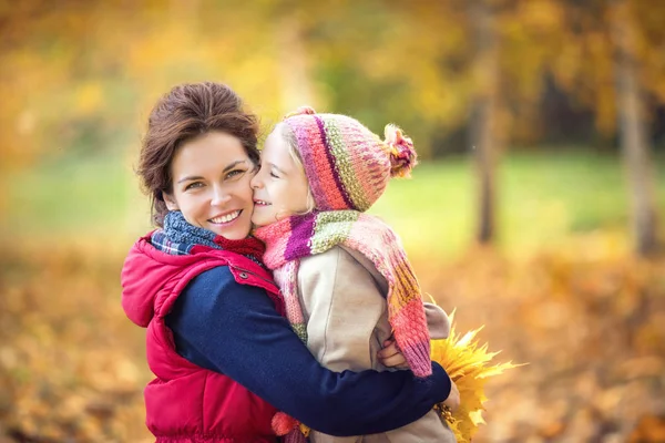 Mãe e filha no parque de outono — Fotografia de Stock