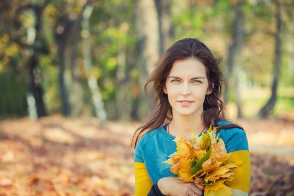 Portrét mladé krásné ženy v podzimním parku — Stock fotografie