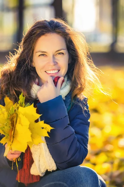 Ritratto di giovane bella donna nel parco autunnale — Foto Stock