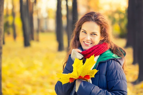 Retrato de la joven hermosa mujer en el parque de otoño —  Fotos de Stock