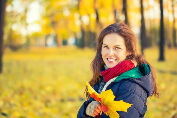 Retrato de la joven hermosa mujer en el parque de otoño — Foto de Stock
