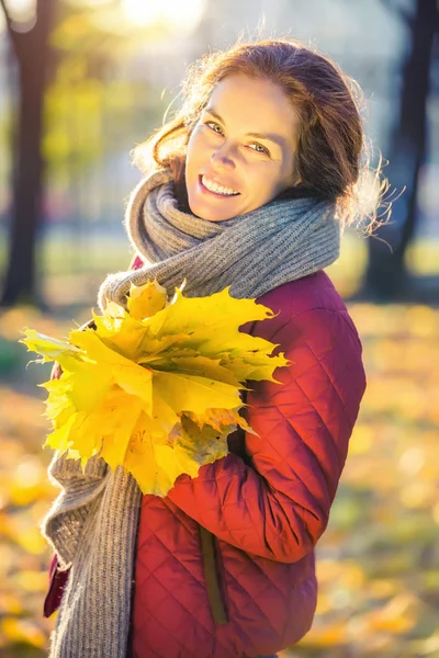 Jovem mulher feliz no parque de outono — Fotografia de Stock