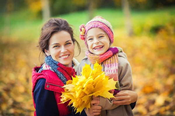 Madre e hija en el parque de otoño — Foto de Stock