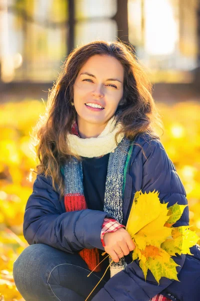 Портрет молодой красивой женщины в осеннем парке — стоковое фото
