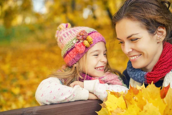 Madre e figlia nel parco autunnale — Foto Stock