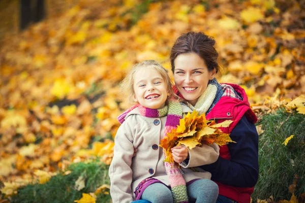 Moeder en dochter in het herfstpark — Stockfoto